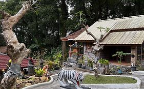 Lawang Pitu Untuk keluarga